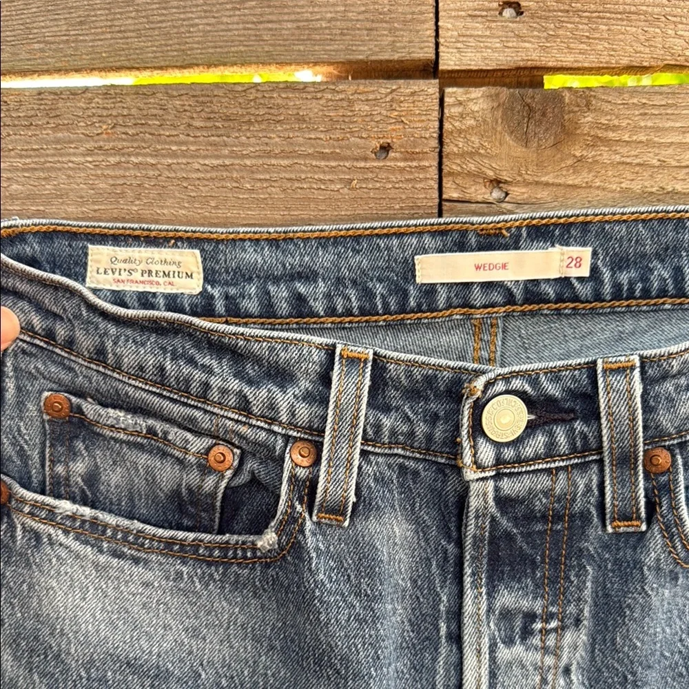 Levi's Wedgie Women’s Blue Jeans - Picture 3 of 7